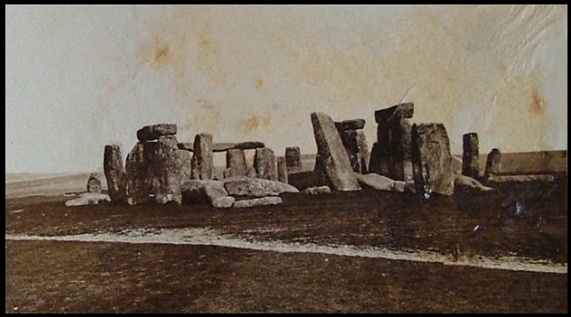 Самая ранняя из фотографий Стоунхенджа, июль 1877 года.