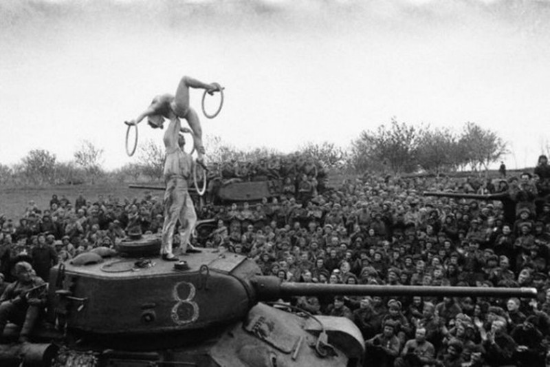 Представление для советских солдат во время остановки на пути в Берлин (1945).