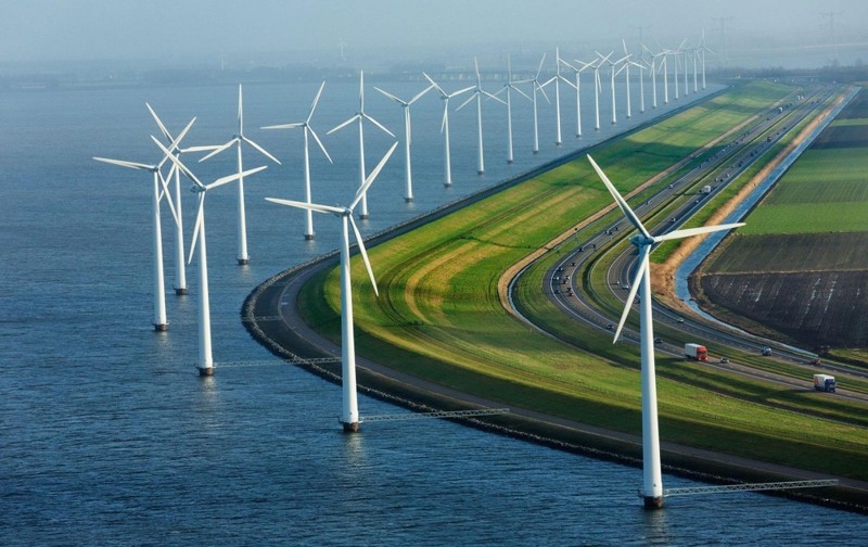 Современные дамбы, ветряные мельницы и шоссе в Нидерландах