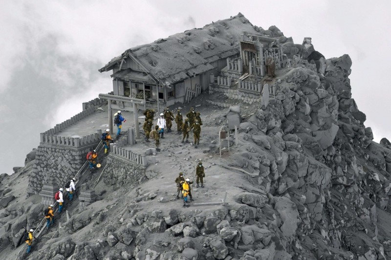 Храм, покрытый пеплом после извержения вулкана Онтаке, Япония
