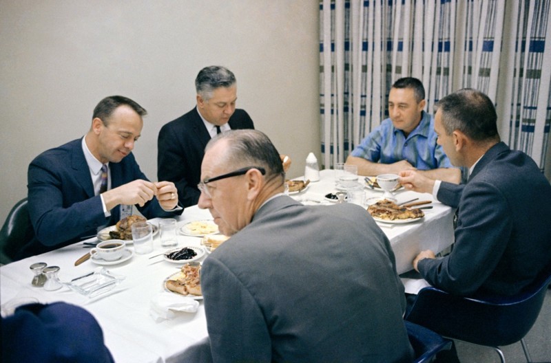 Теперь внимание, следите за руками — вот астронавты за два часа до старта плотно завтракают мяском: