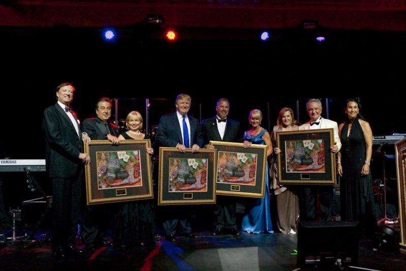Джон Сталуппи (второй слева) и Дональд Трамп (четвертый слева) на благотворительном вечере в 2009 году