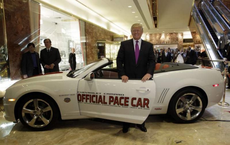 Дональд Трамп и пейс-кар Chevrolet Camaro 2011 года