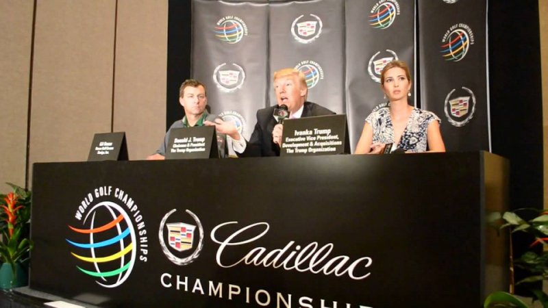 Дональд Трамп и его дочь Иванка Трамп на пресс-конференции турнира WGC Cadillac Championship