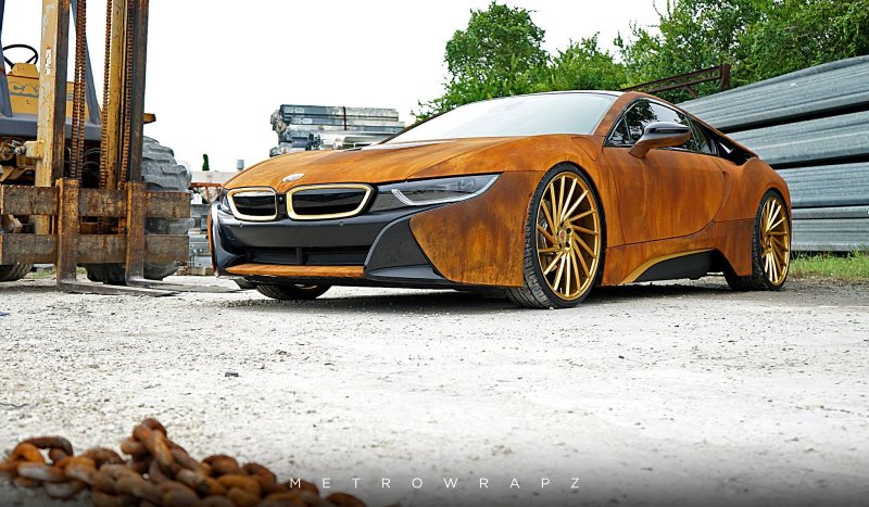 Видеоблогер превратил свой новенький BMW i8 в ржавое ведро
