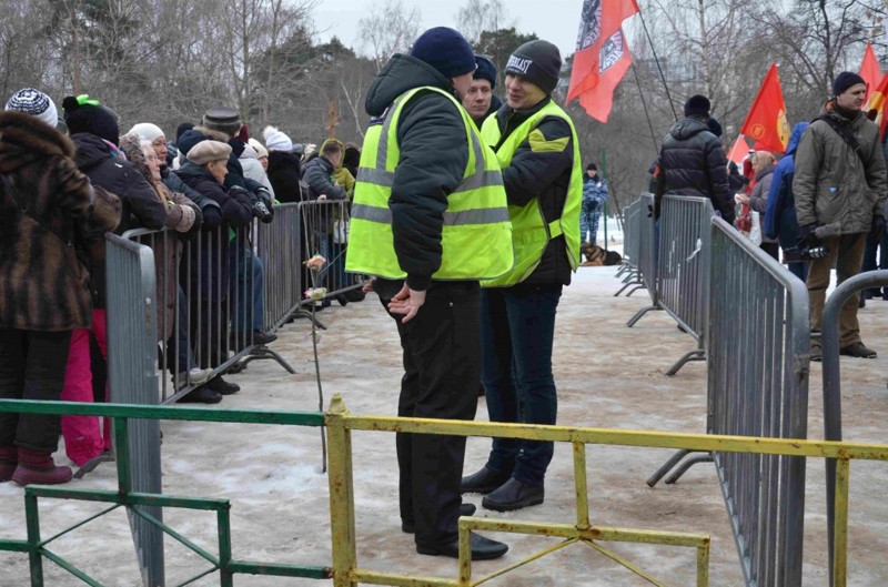 В результате днем 13 февраля образовалось, по сути, два митинга: "православных активистов" и защитников парка, разделенных полицейским кордоном. 