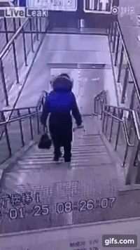 Будьте аккуратны на лестницах