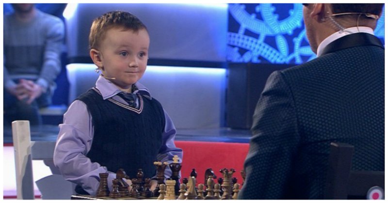 Трехлетний шахматист, сыгравший с легендарным Анатолием Карповым, покорил пользователей Сети 