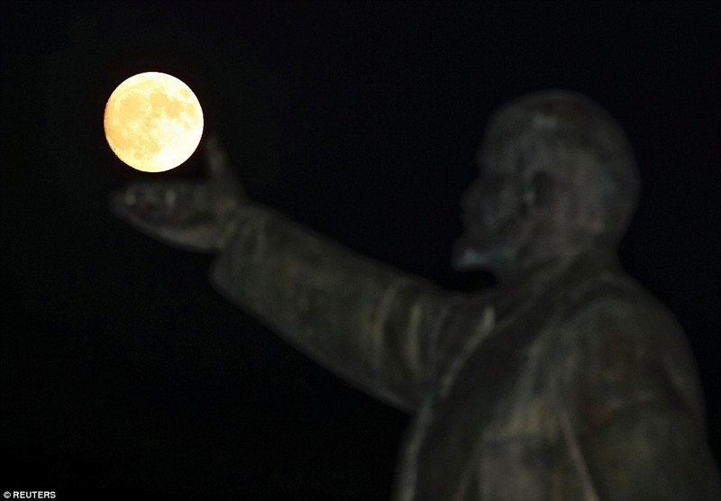 Владимир Ленин держит Луну, Байконур, Казахстан 