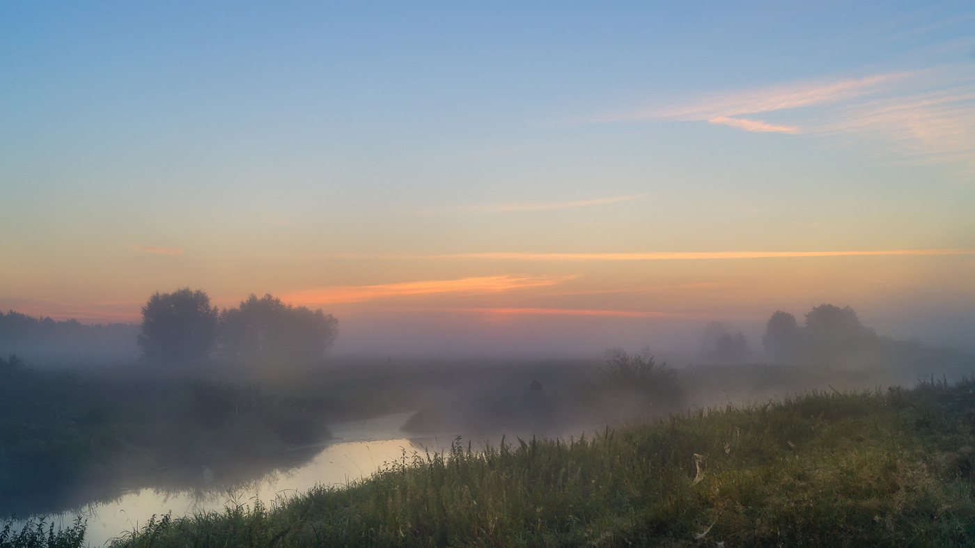 Раннее утро 4 буквы. Раннее утро туман. Туман раннее утро туманное. Пелена на реке. Природа раннее утро серое.