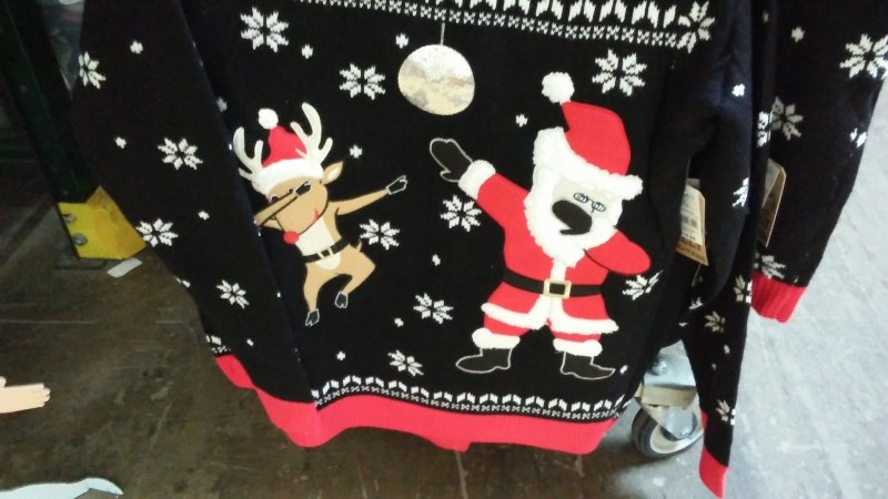 Рождественский свитер с забавным принтом 