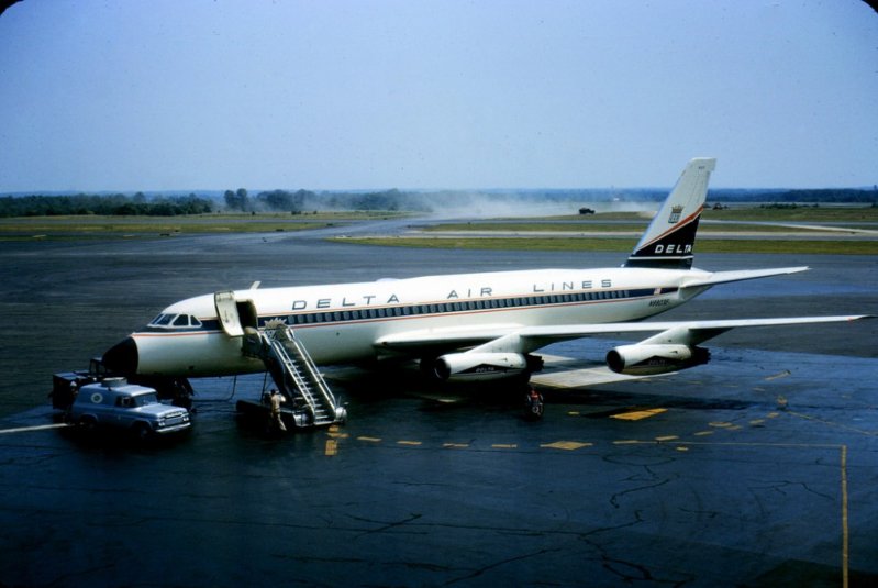 Convair 880 авиакомпании Дельта в международном аэропорту Балтимор-Вашингтон (тогда он назывался Френдшип).