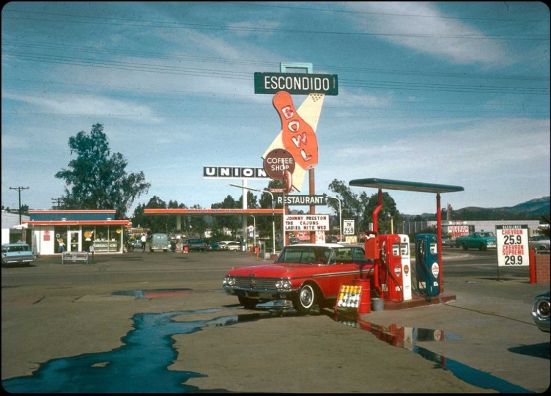Форд Гэлэкси на заправочной станции, 1966 год.