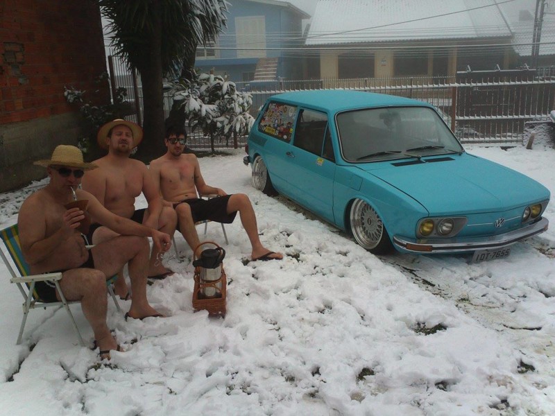 Горячие бразильские парни. Снежный циклон — ещё не повод прерывать свой пикник