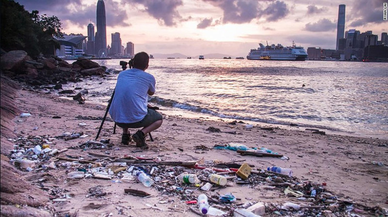 Снова Гонконг. На живописных пляжах валяются кучи твердого человеческого мусора.