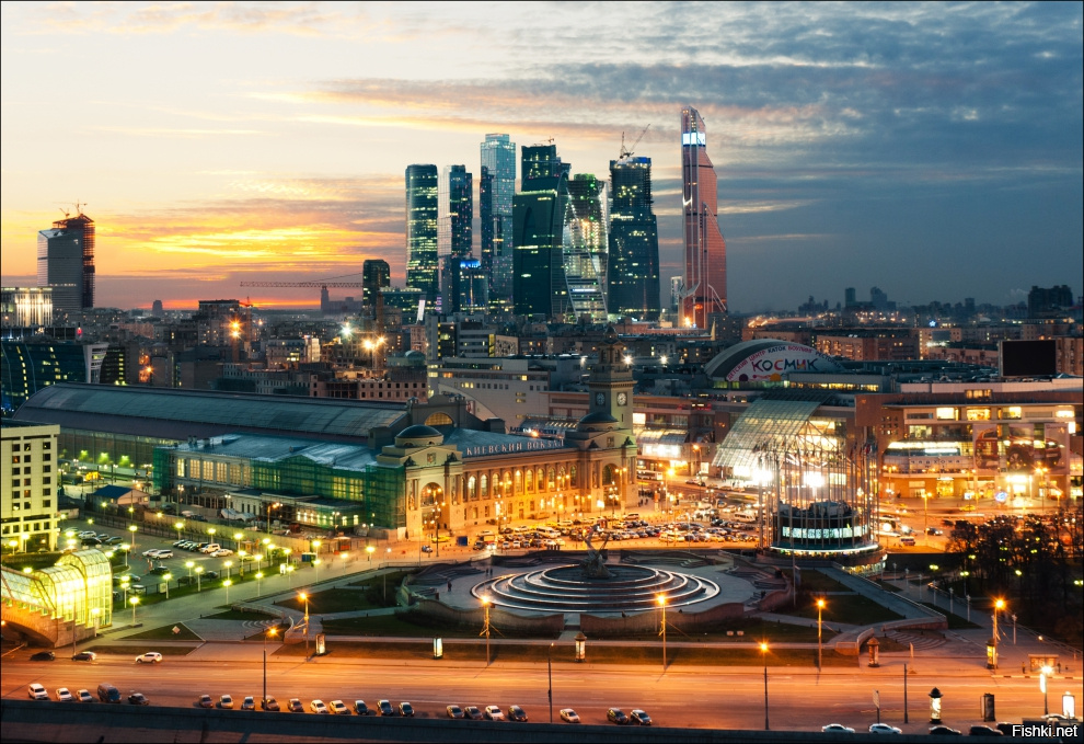 Москва ниже. Киевская Москва Сити. Вид на Сити с Киевского вокзала. Вид Киевская площадь высотка Москва. Вид на Москва Сити от Киевского вокзала.