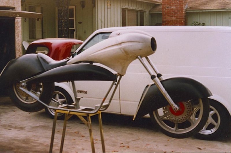 Хорошей машине нужно правильное окружение, поэтому два Harley 1991 года, построенные в том же стиле, стали эскортом для CadZZilla.