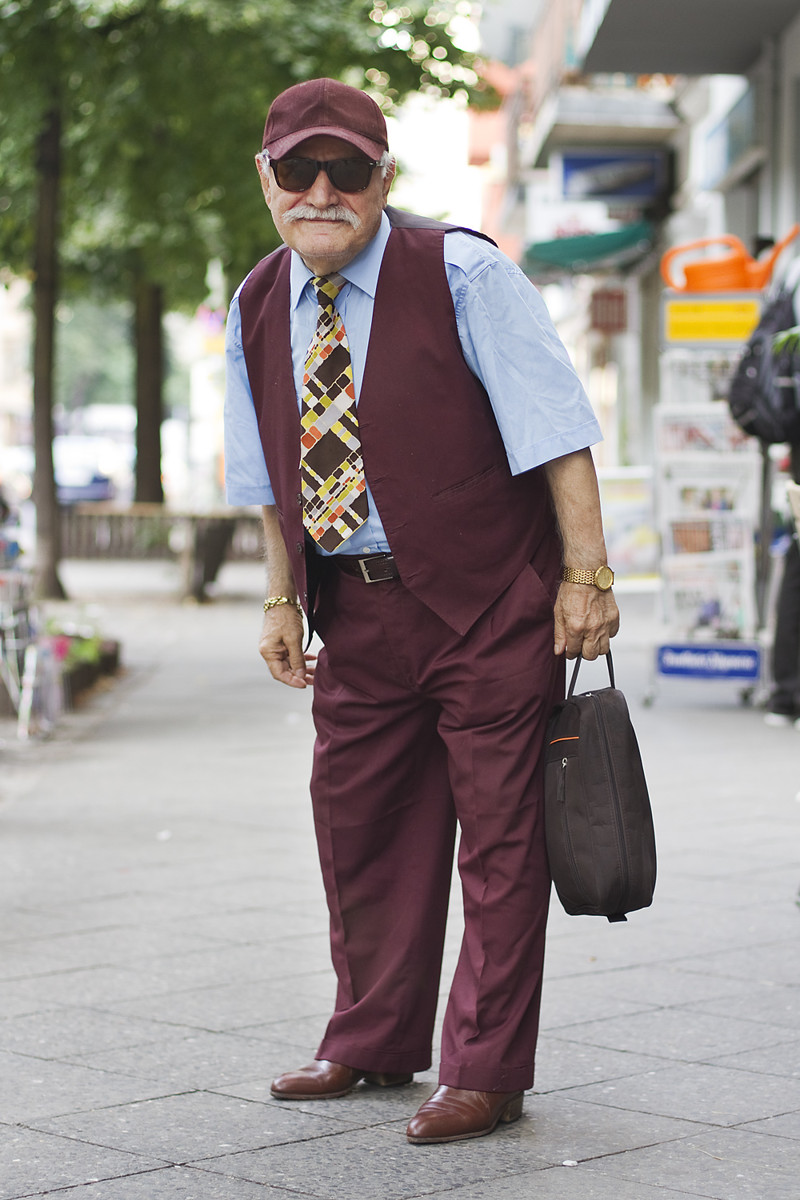 Каждое утро этот фотограф снимает стильные наряды 83-летнего портного-модника
