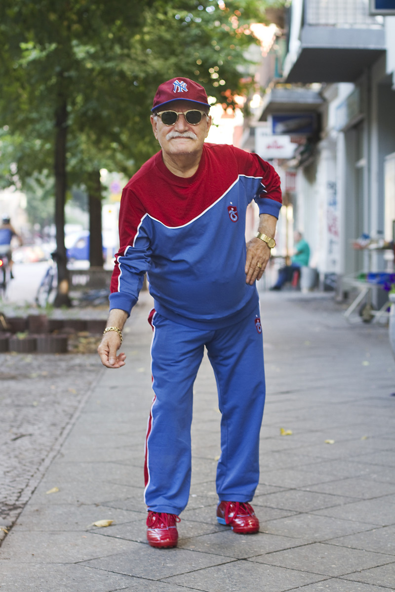 Каждое утро этот фотограф снимает стильные наряды 83-летнего портного-модника