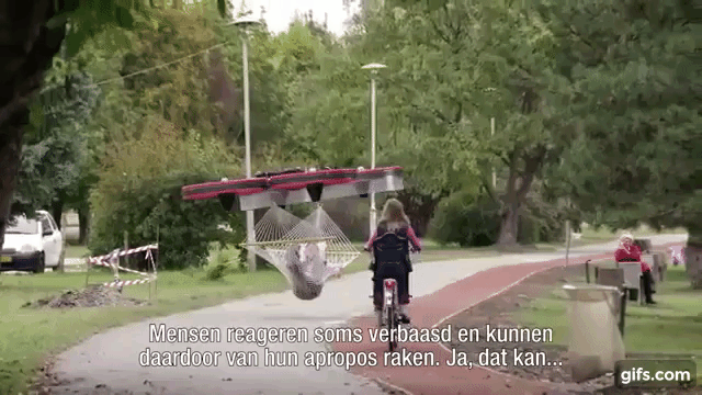 Каждый сходит с ума по-своему: в Голландии придумали гамак–квадрокоптер! 