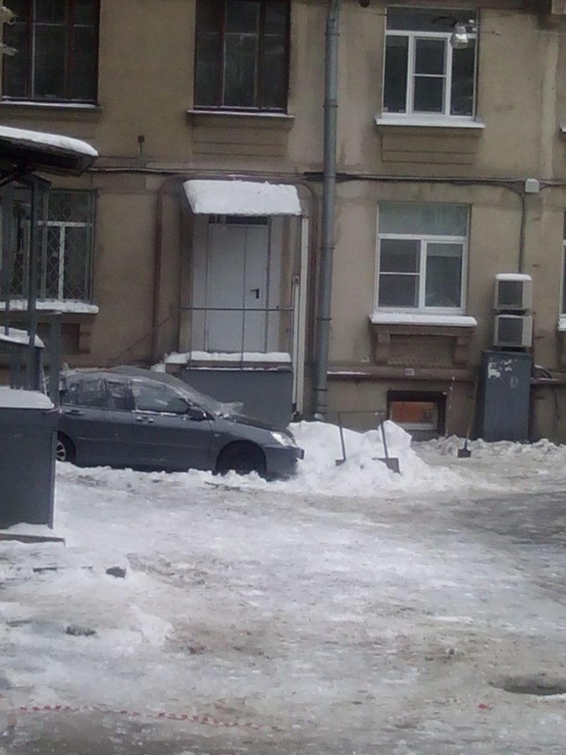 Автомобили, пострадавшие от падения сосулек в Санкт-Петербурге