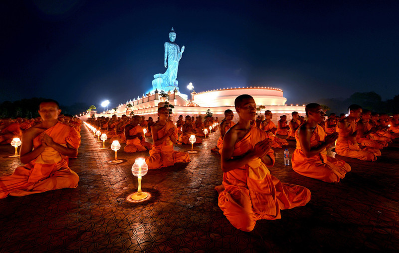 100 000 буддийских монахов в молитве за мир во всём мире