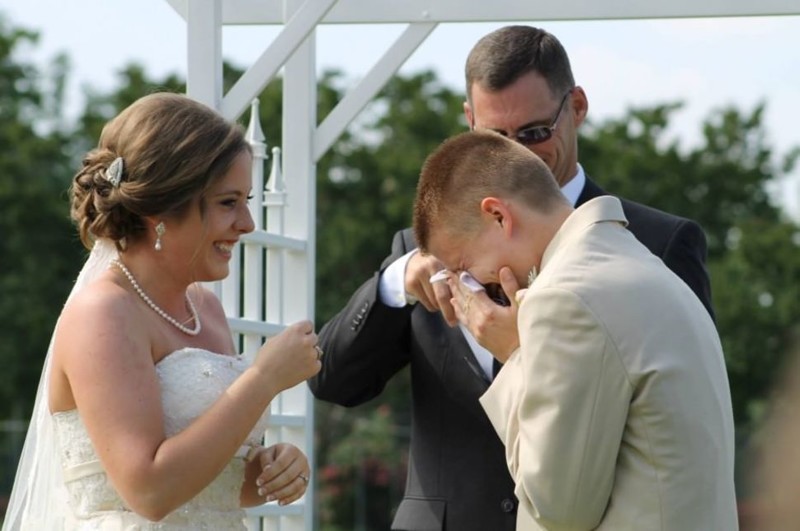 Жених плачет после того как впервые увидел свою невесту