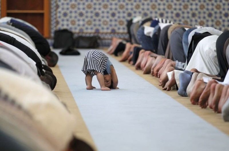 Мусульманская молитва в первый день Рамадана (Франция, 2013 г.)