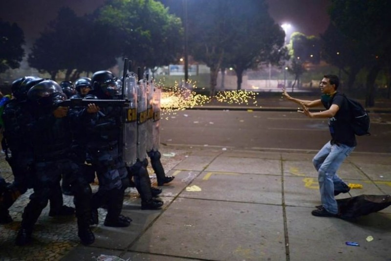 Бразилия: полиция стреляет в человека во время демонстрации против коррупции и полицейского произвола (2014 г.)