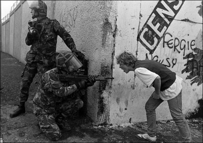 Ирландский подросток кричит на британских солдат во время беспорядков в Северной Ирландии