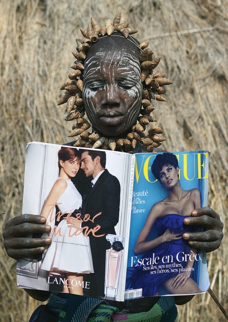 Женщина из племени Мурси (Эфиопия) с журналом Vogue