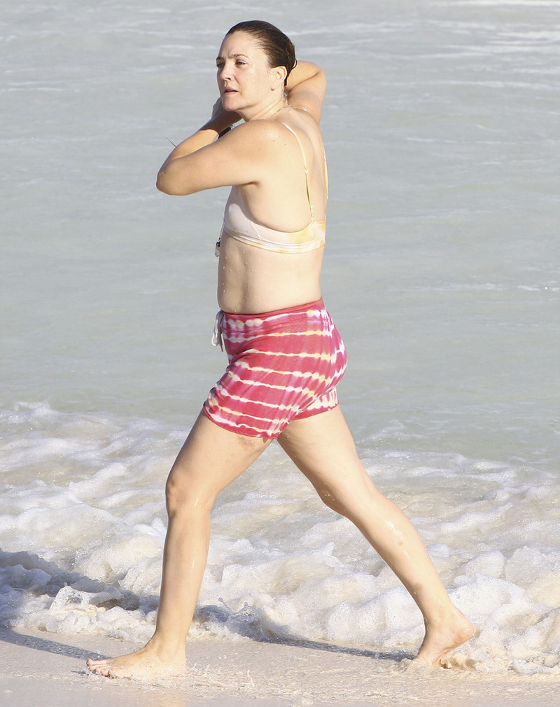 Дрю Бэрримор подчеркнула расплывшуюся фигуру нелепыми панталонами на пляже.