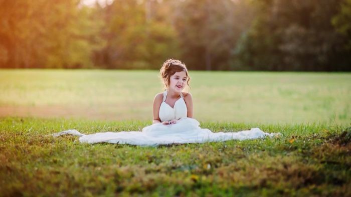 Четырехлетняя девочка сфотографировалась в свадебном платье умершей матери