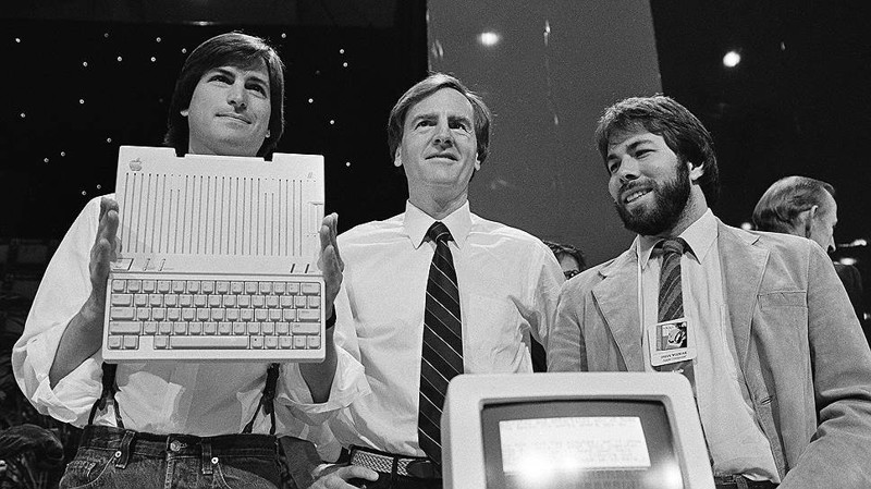 1 апреля 1976 года Стив Джобс совместно со Стивом Возняком основали компанию Apple.