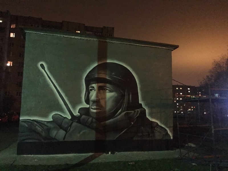 В Петербурге рядом с граффити с Моторолой появился портрет Героя РФ Нурбагандова