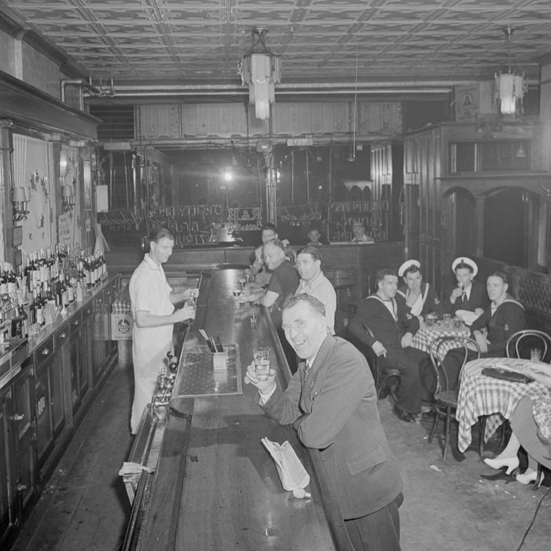 Вот как военные моряки США веселились в нью-йоркском баре в 1942 году