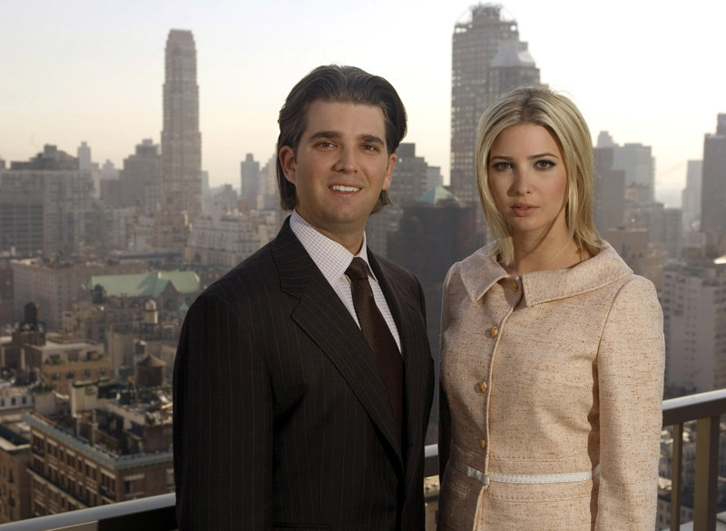  На этой фотографии ей 25, слева — брат Дональд Трамп-младший, они находятся в семейном пентхаусе в Нью-Йорке, 11 апреля 2006. (Фото Richard Drew):