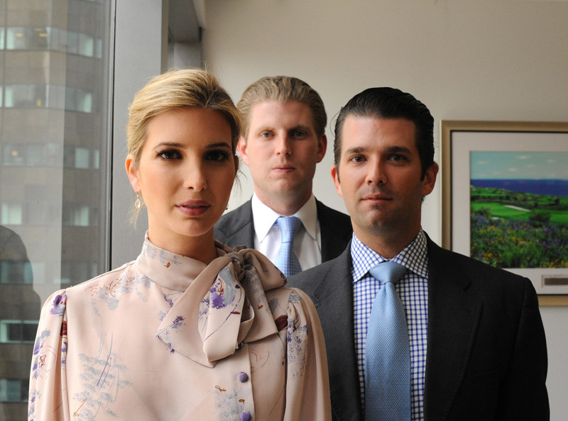 Семейный портрет. Иванка Трамп с братьями на Манхэттене, Нью-Йорк, 6 июня 2012. (Фото Jennifer S. Altman):