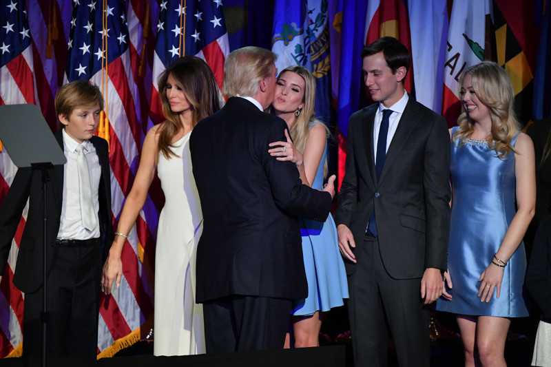 Избранный президент Дональд Трамп со своей семьей в ночь после выборов, 8 ноября 2016. (Фото Ricky Carioti):
