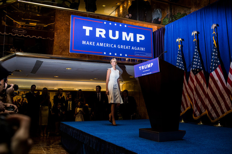  Иванка Трамп прибыла на пресс-конференции, где ее отец Дональд Трамп выдвинул свою кандидатуру на пост президента США, 16 июня 2015. (Фото Christopher Gregory):