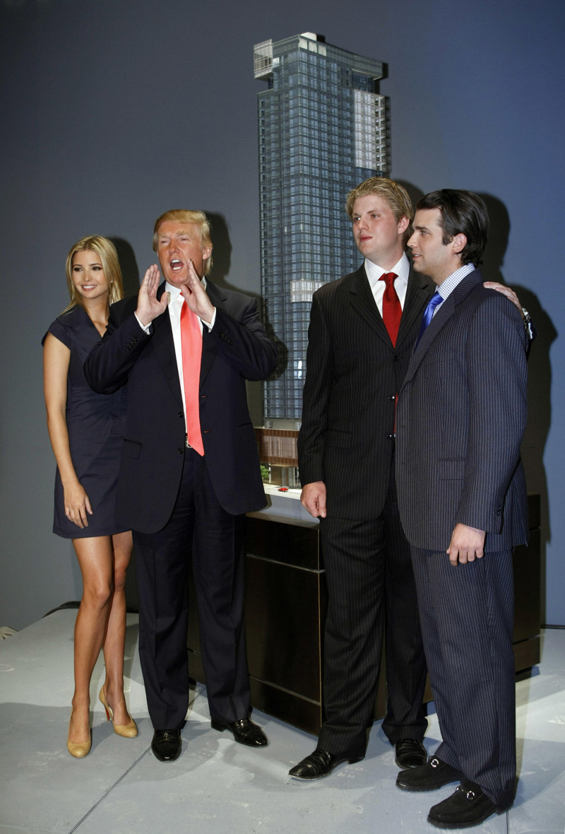 Иванка Трамп, Дональд Трамп, Эрик Трамп и Дональд Трамп младший на пресс-конференции, где было объявлено о начале строительства Trump Soho Hotel — высотного кондоминиума в Нью-Йорке, 19 сентября 2007. (Фото Timothy A. Clary):