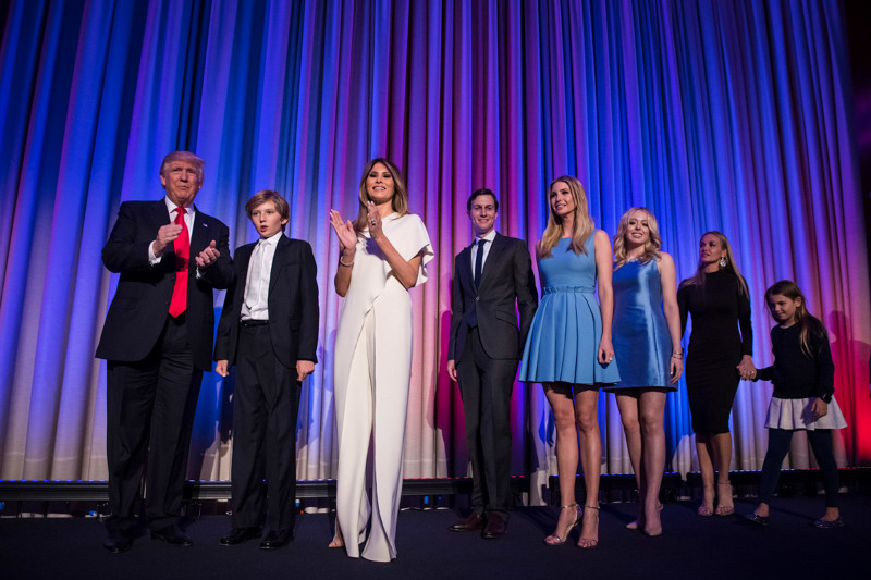 Фотография семьи избранного президента Дональда Трампа на следующий день после выборов, Нью-Йорк, 9 ноября 2016. (Фото Jabin Botsford):