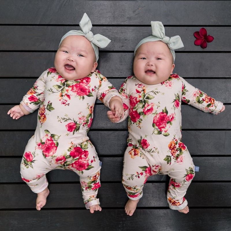 Очаровательные сестры-близняшки в забавных костюмах