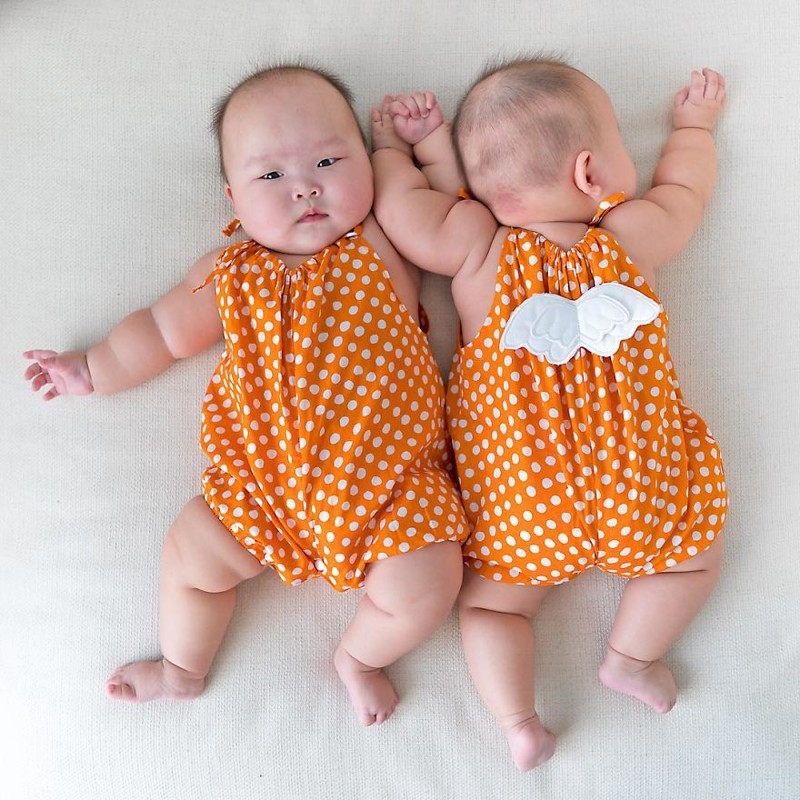 Очаровательные сестры-близняшки в забавных костюмах