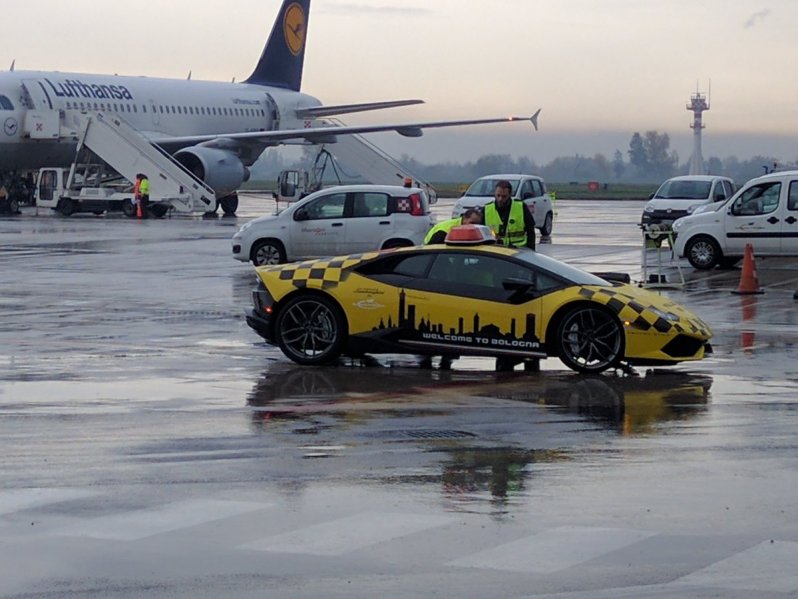 Lamborghini Huracan на службе в аэропорту Болоньи