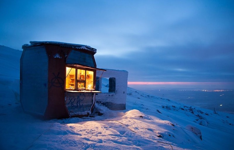 Суровый климат Хибин и полярная ночь — не повод для того, чтобы остановить мелкооптовую торговлю. Кировск, Мурманская область.