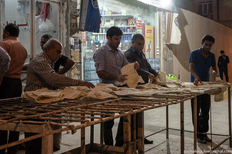 За такими столами покупатели раскладывают свежеприготовленный лаваш. Точнее, не лаваш, а иранский хлеб.