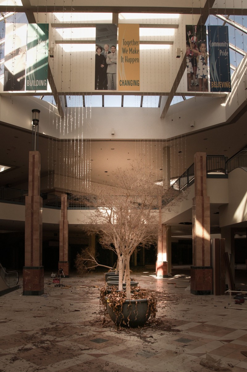 Заброшенный торговый центр — чистый сюр! Фото стали вирусными и взбудоражили общественность
