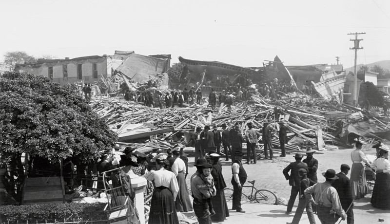Санта-Роза, Калифорния, 1906 г. Жители оценивают разрушения после землетрясения