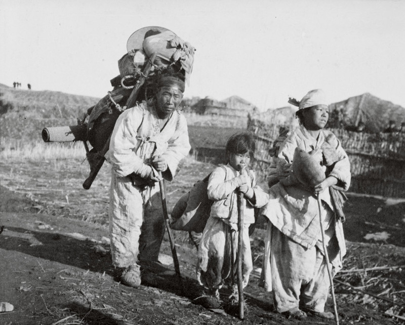 Корея, 1904 г. Семья беженцев уходит от японской армии
